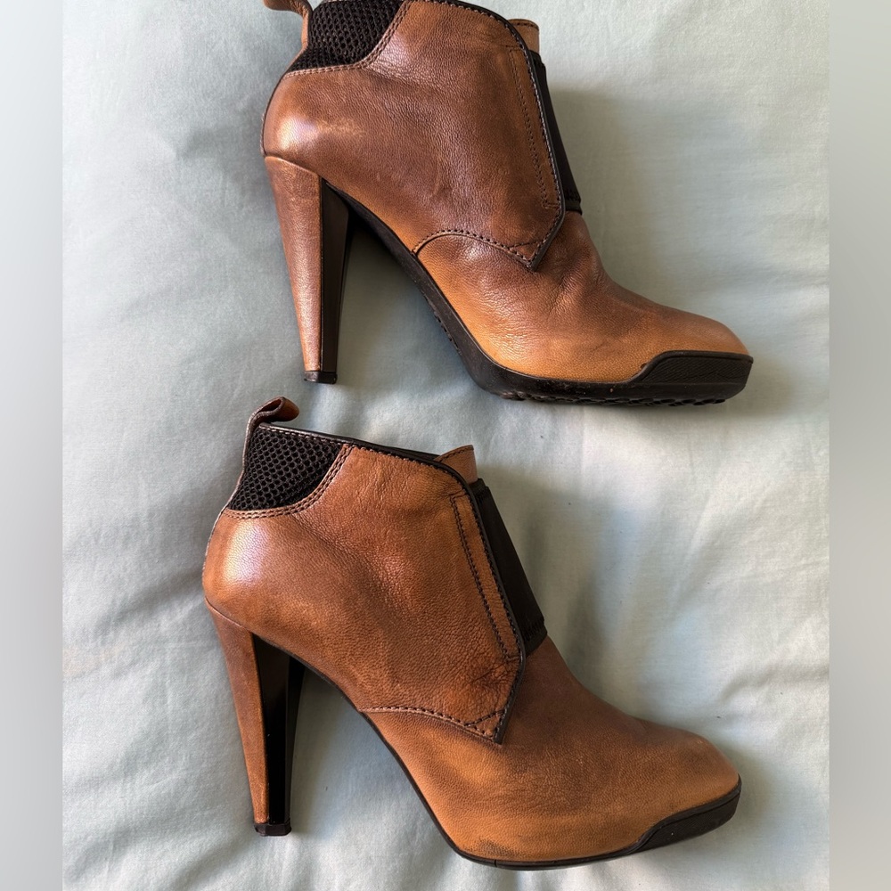 Tod's Chic Tan Leather Heeled Boots